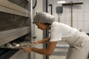 Mujer utilizando horno industrial del catálogo de maquinaria de cocina de Matrio