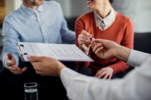 Pareja firmando el divorcio sin problemas gracias a la mediación familiar en Valencia