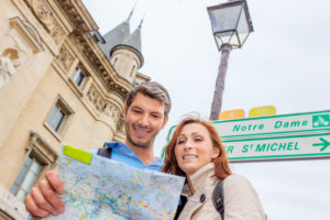 personas haciendo turismo en una ciudad