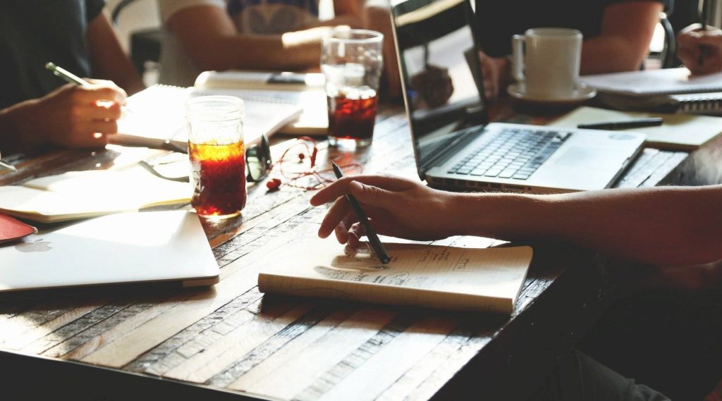 Empleados formándose en academia de francés en Valencia