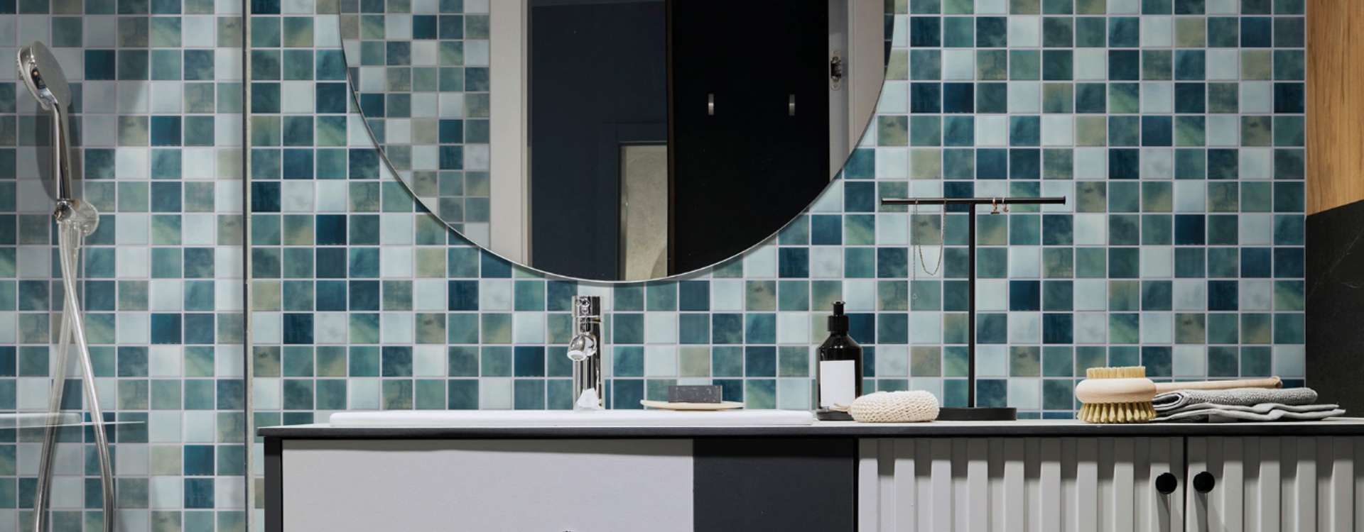 Baño con decoración de fabricantes de mosaico vítreo