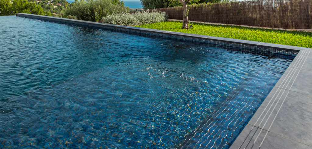 piscina revestida con mosaico vítreo