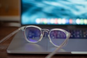 Gafas graduadas sobre ordenador