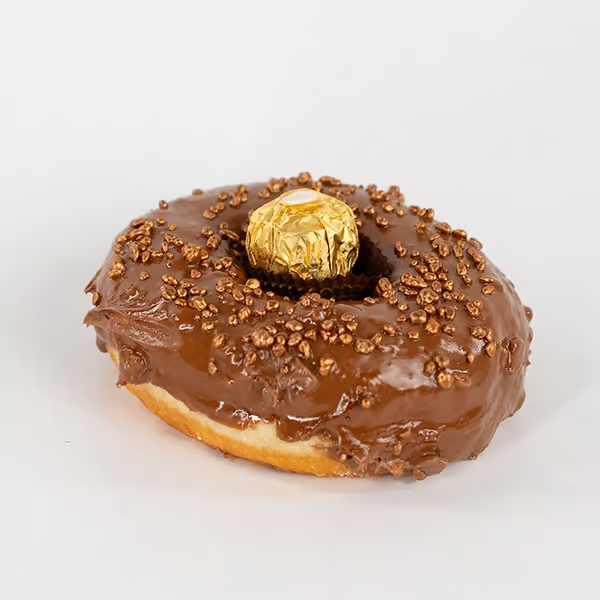 Dona de ferrero en pastelería al por mayor