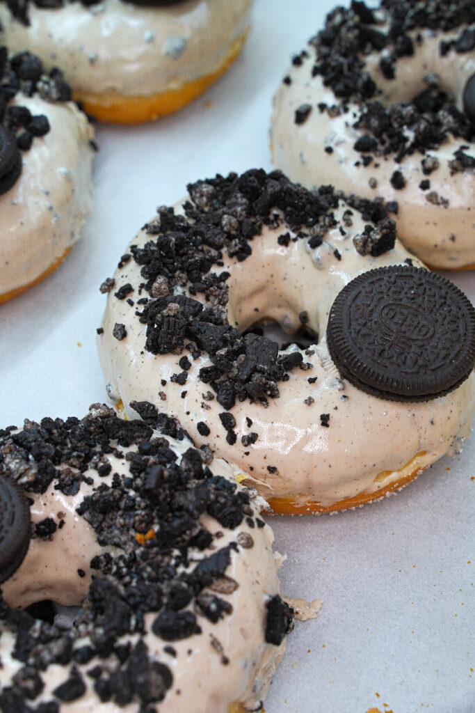 Donas de Oreo recién elaboradas de IOAN Pastelería