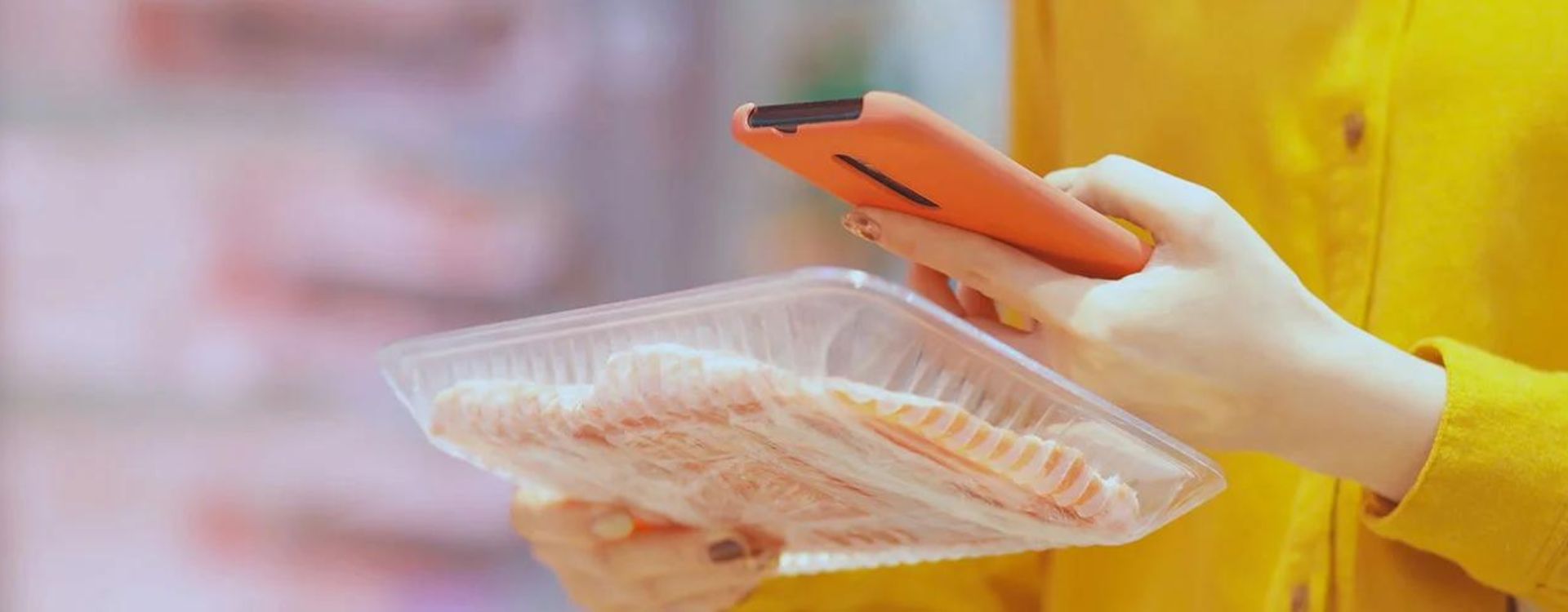 Mujer escaneando smart label de bandeja de pollo