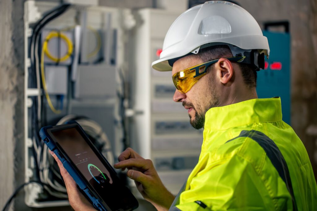 Hombre configurando alarmas para naves industriales de empresa industrial