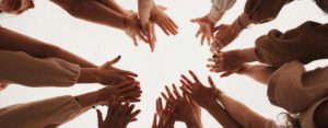 Manos de personas juntas