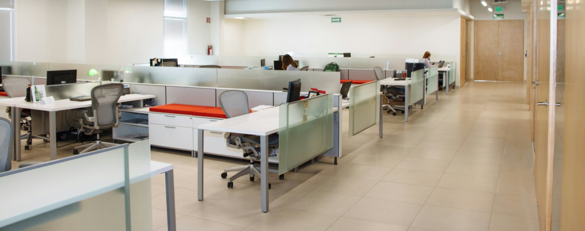 Oficina con ordenadores