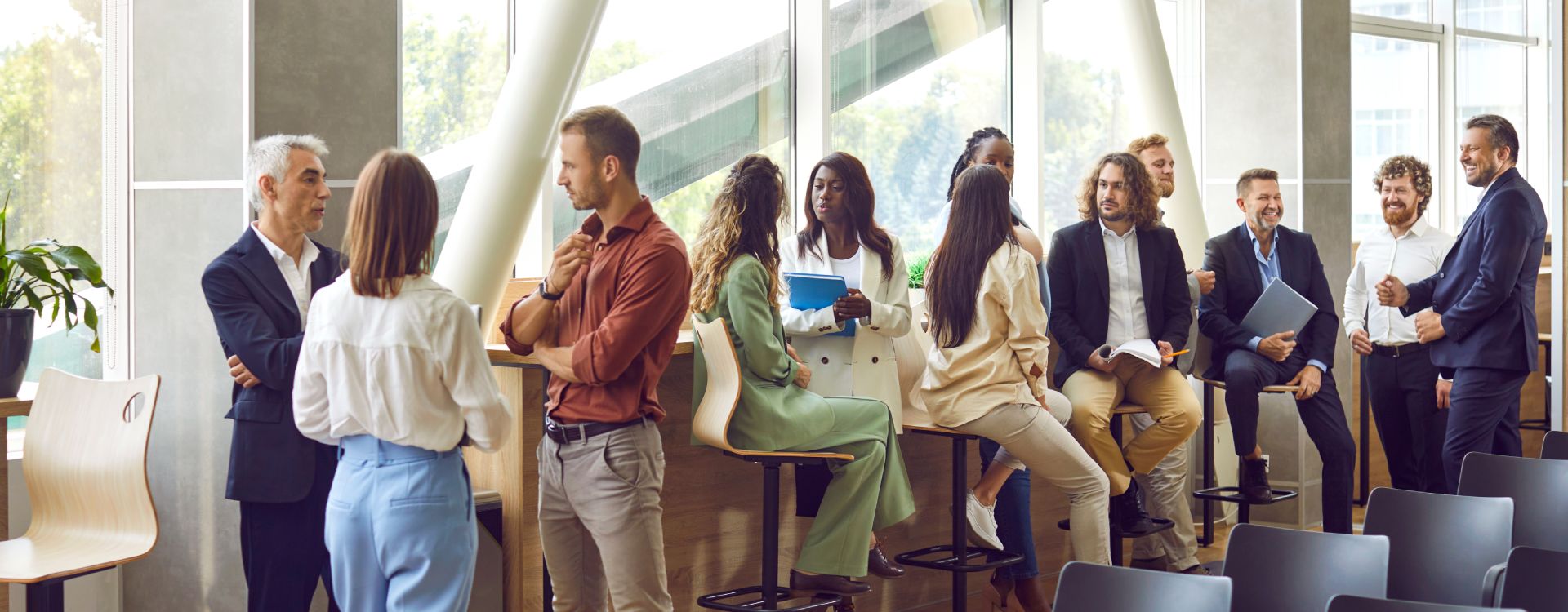 Personas hablando de Economía del Bien Común