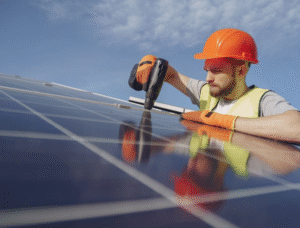 Instalador de placa solar trabajando